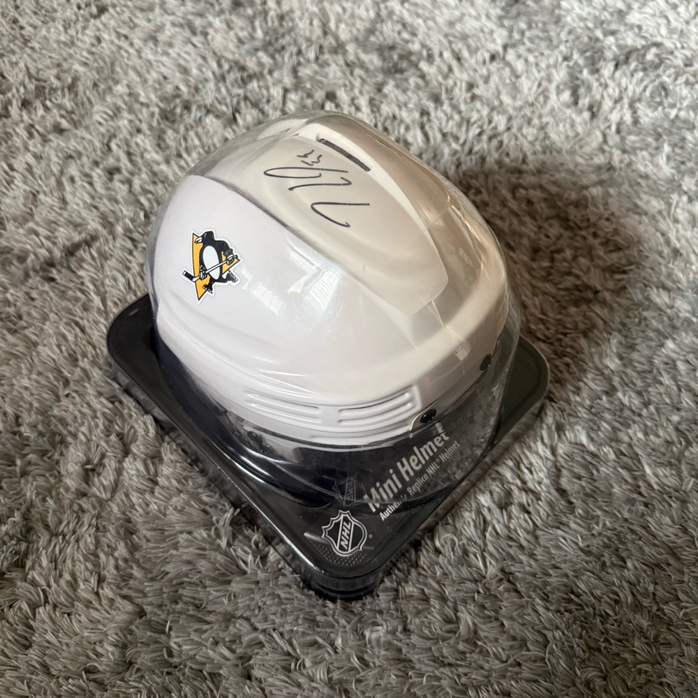 New in box Pittsburgh Penguins Jake Guentzel Original Signed Mini Helmet Hockey